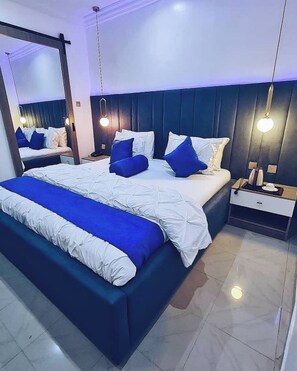 Escritorio, espacio para trabajar con laptop y cortinas blackout 