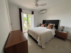2 bedrooms, desk, WiFi, bed sheets