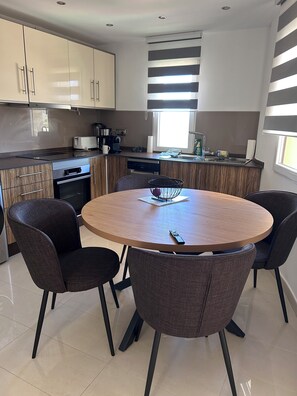 Wasserkocher mit Kaffee-/Teezubehör, Kühlschrank, Mikrowelle, Ofen