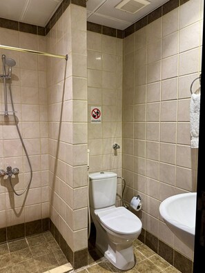 Duschwanne, kostenlose Toilettenartikel, Handtücher, Seife