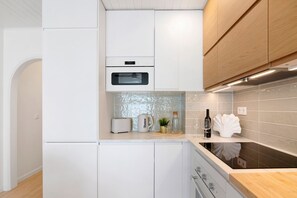 Kühlschrank, Mikrowelle, Ofen, Herdplatte