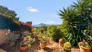 A garden with various potted plants, a cactus, and a view of the sea. - Holiday Home 'Oceanview House' with Sea View, Wi-Fi and Air Conditioning (Altea)