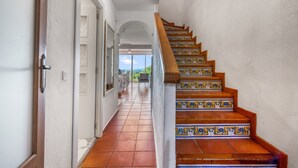 A staircase with patterned tiles and wooden steps leading to an upper floor. - Holiday Home 'Oceanview House' with Sea View, Wi-Fi and Air Conditioning (Altea)