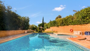 A rectangular swimming pool with clear blue water, surrounded by a brick wall and greenery. - Holiday Home 'Oceanview House' with Sea View, Wi-Fi and Air Conditioning (Altea)