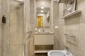 Dusche, Haartrockner, Bidet, Handtücher