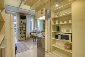 Fridge, microwave, oven, coffee/tea maker - Cerva - stylish 1 bedroom close to Duomo (Milano)