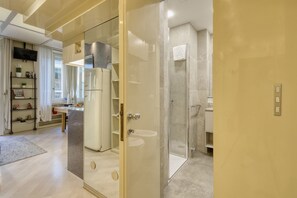Shower, hair dryer, bidet, towels