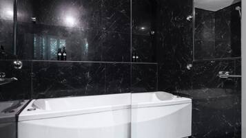 Asciugacapelli, bidet, asciugamani