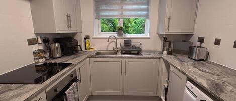 Jääkaappi, mikroaaltouuni, uuni, liesi