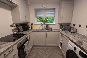 ثلاجة، ميكروويف، فرن، موقد طهي مسطح