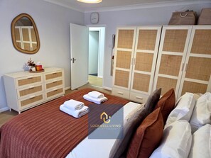 2 sovrum, värdeförvaringsskåp på rummet och skrivbord