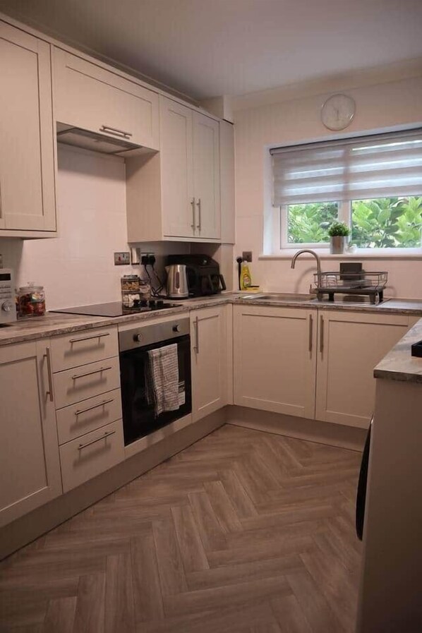 ثلاجة، ميكروويف، فرن، موقد طهي مسطح