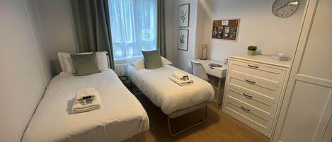 2 室のベッドルーム、デスク、アイロン / アイロン台、WiFi (無料)