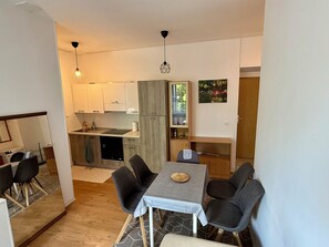 Dining - Cozy Central Apartment with Parking & AC near Postojna cave. (Postojna)