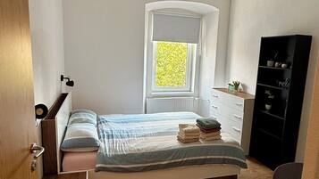 2 dormitorios, escritorio, tabla de planchar con plancha y wifi