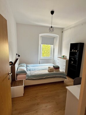 2 Schlafzimmer, Schreibtisch, Bügeleisen/Bügelbrett, WLAN