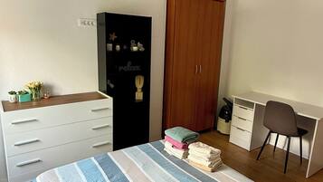 2 slaapkamers, een bureau, een strijkplank/strijkijzer, wifi