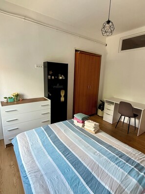 2 bedrooms, desk, iron/ironing board, WiFi - Cozy Central Apartment with Parking & AC near Postojna cave. (Postojna)