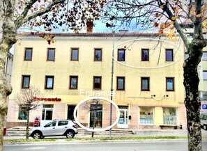 Exterior - Cozy Central Apartment with Parking & AC near Postojna cave. (Postojna)
