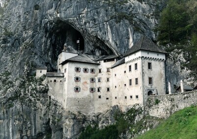 Cozy Central Apartment with Parking & AC near Postojna cave.