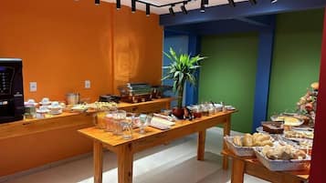 Esmorzar diari d'estil bufet gratuït