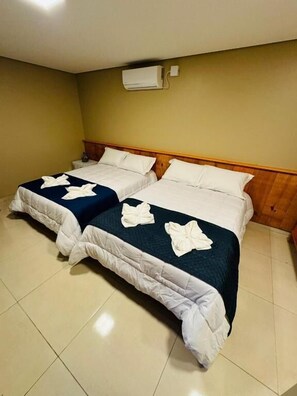 Habitació doble estàndard, 2 llits dobles | Escriptori, espai de treball apte per a portàtils i wifi gratuïta
