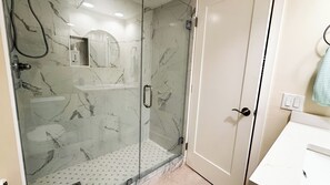 Een douche, een haardroger, handdoeken, zeep