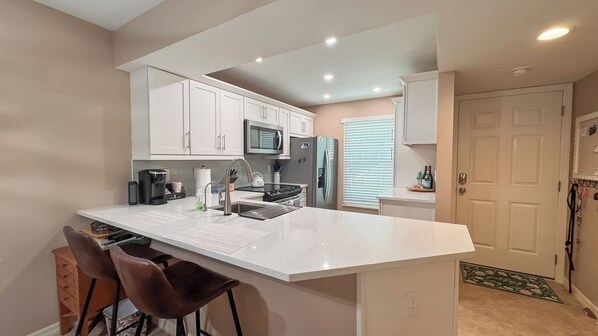 冷蔵庫、電子レンジ、オーブン、コンロ