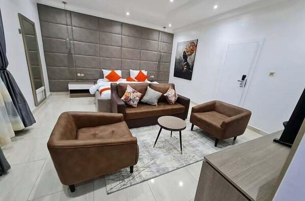 Apartamento superluxo, sacada, vista para a cidade | Escrivaninha, espaço de trabalho para notebook, cortinas blackout