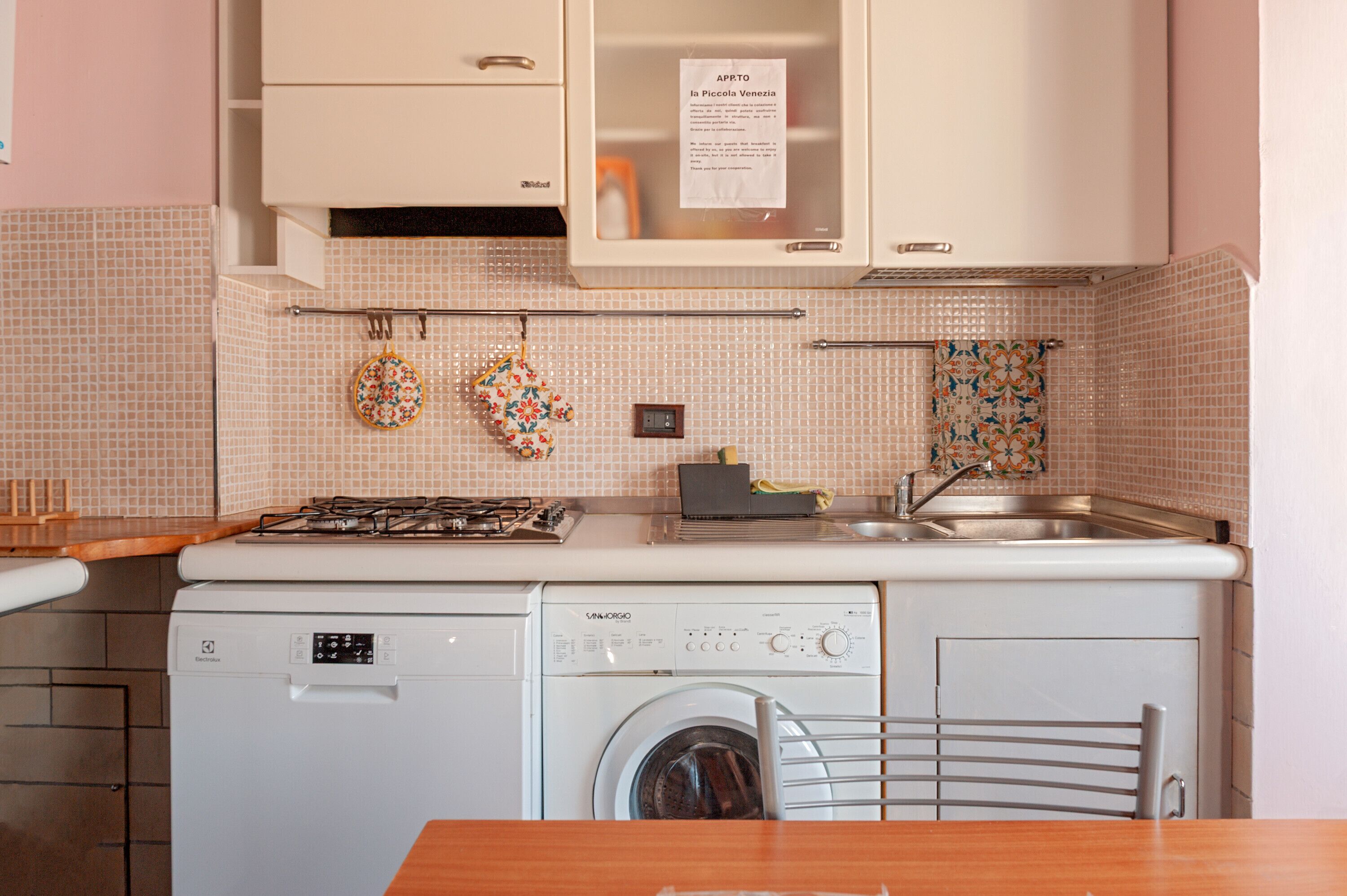 Kjøleskap, ovn, kokeplater og oppvaskmaskin