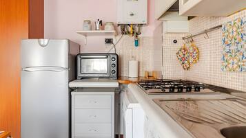 Een koelkast, een oven, een kookplaat, een vaatwasser