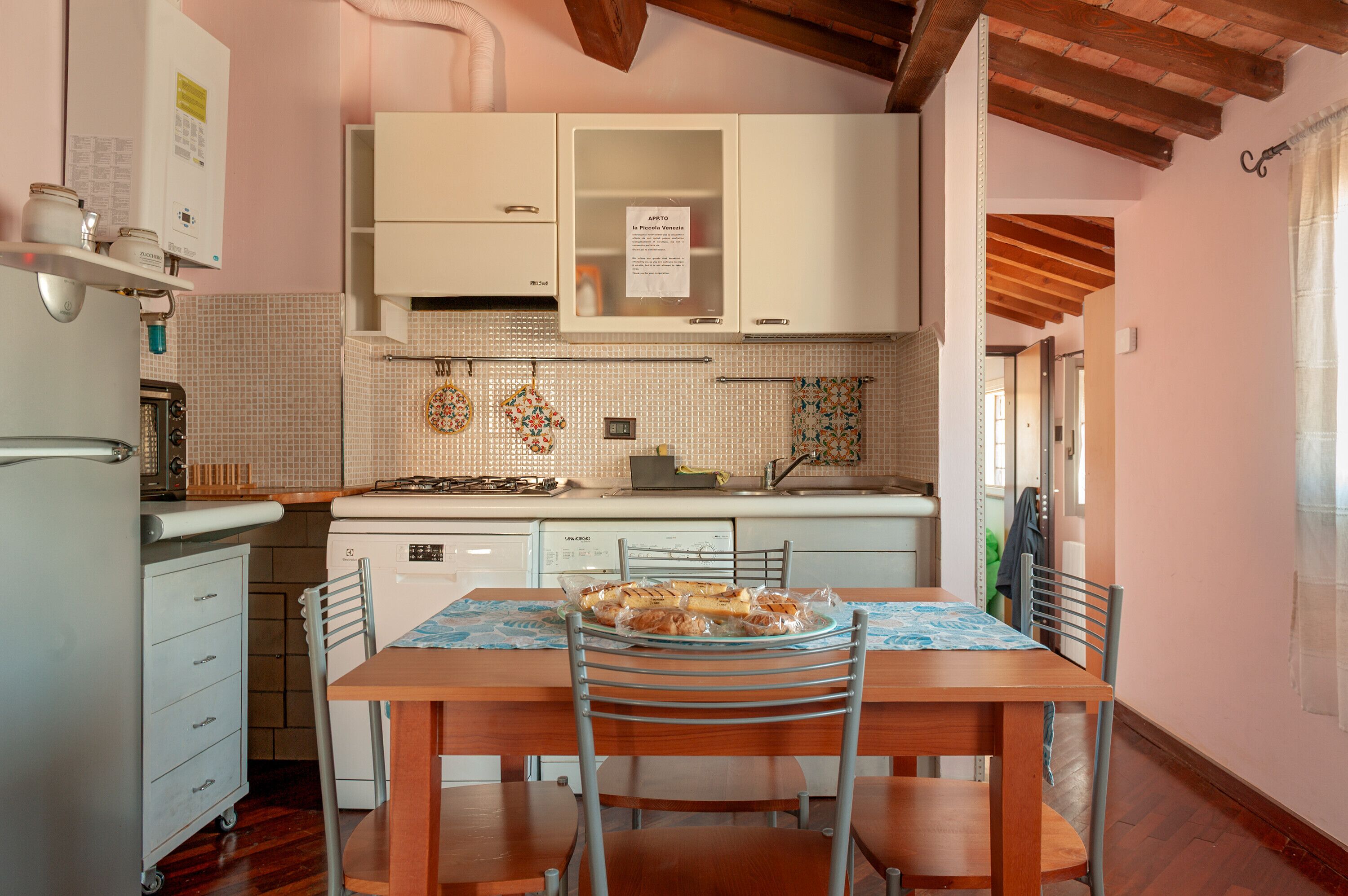 Kjøleskap, ovn, kokeplater og oppvaskmaskin