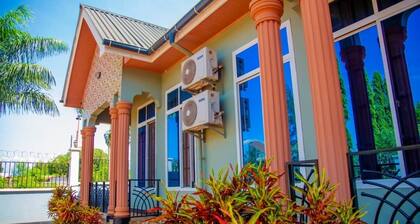 Superb cottage with AC in lively Moshi