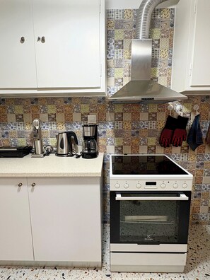 Cookware/dishes/utensils - Modern Apartment in Athens Center (Athina)