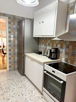 Cookware/dishes/utensils - Modern Apartment in Athens Center (Athina)