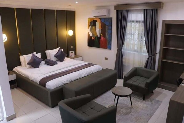 Departamento Deluxe, balcón, vista a la ciudad | Escritorio, espacio para trabajar con laptop y cortinas blackout 