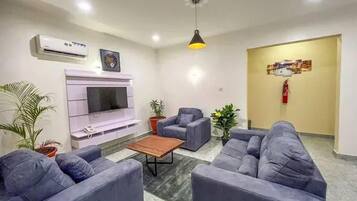 Deluxe Apartment, Balcony, City View | Living area