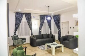 Apartamento luxo, sacada, vista para a cidade | Área de estar