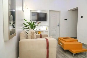 Apartamento luxo, sacada, vista para a cidade | Área de estar