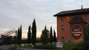 Entrada d'un hotel amb un rètol que diu "Hotel La Vecchia Reggio".