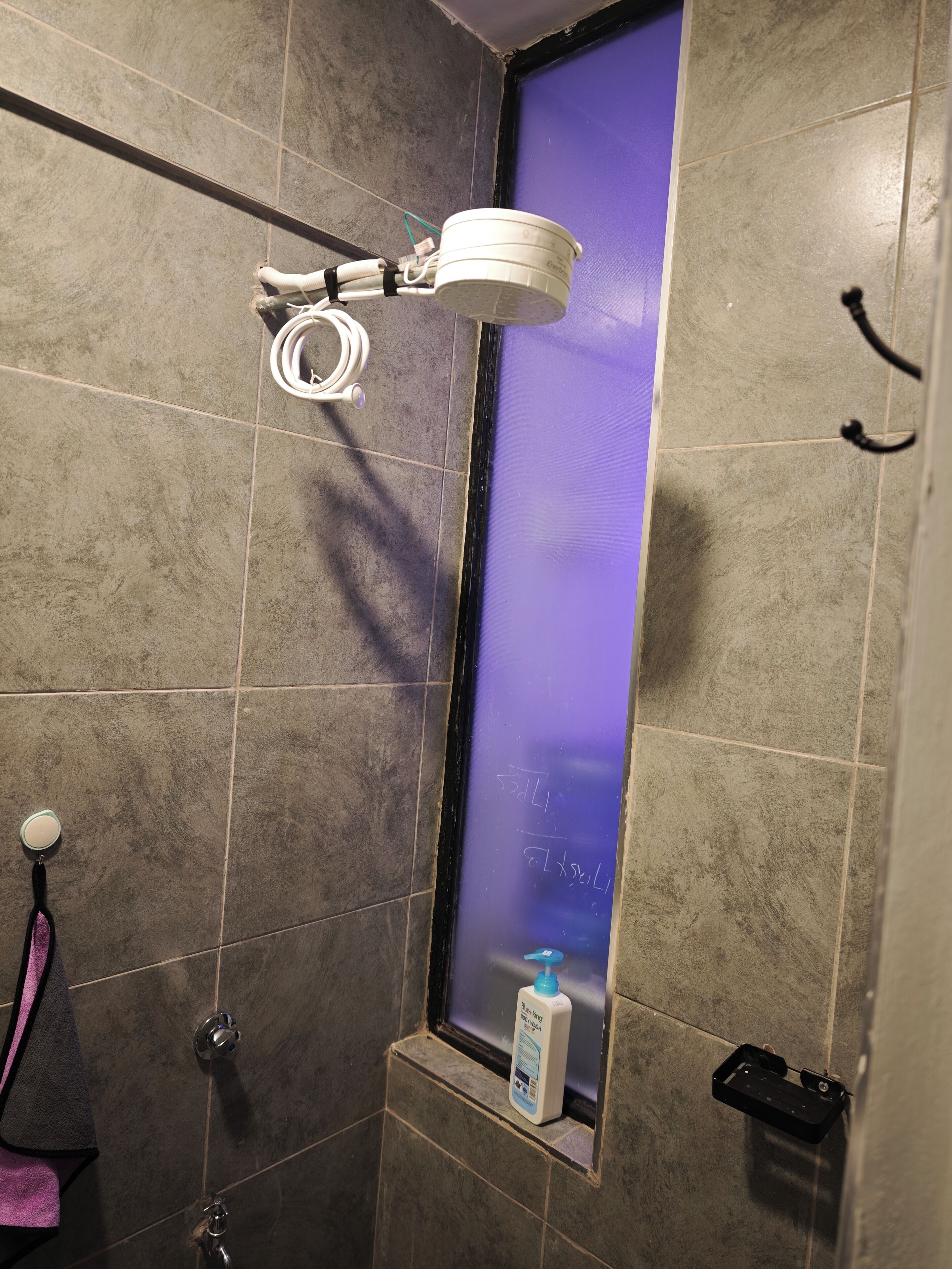 Amenidades de baño ecológicas, toallas, jabón, papel de baño 