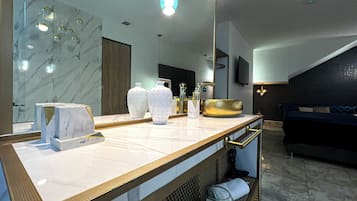Deluxe Suite | Bathroom