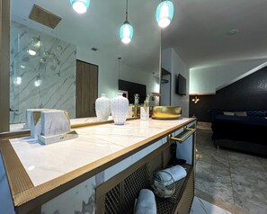 Deluxe Suite | Bathroom