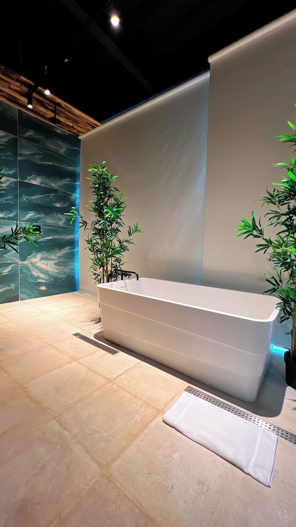 Luxury Apartment | Bathroom