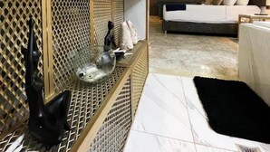 A modern hotel room with a bed, a seating area with a glass table, and a decorative wall. - Hotel Lleras Park II (Medellín)