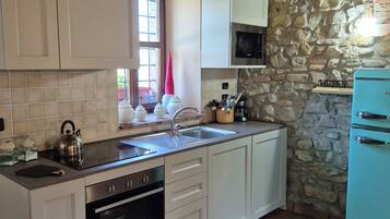 Frigorifero, microonde, forno, piano cottura