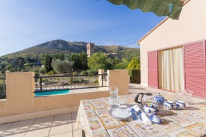 Outdoor dining - Holiday Home 'Dels Ocells' with Sea View, Shared Pool and Wi-Fi (Camélas)