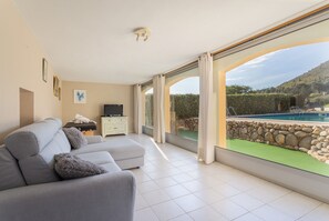 Interior - Holiday Home 'Dels Ocells' with Sea View, Shared Pool and Wi-Fi (Camélas)