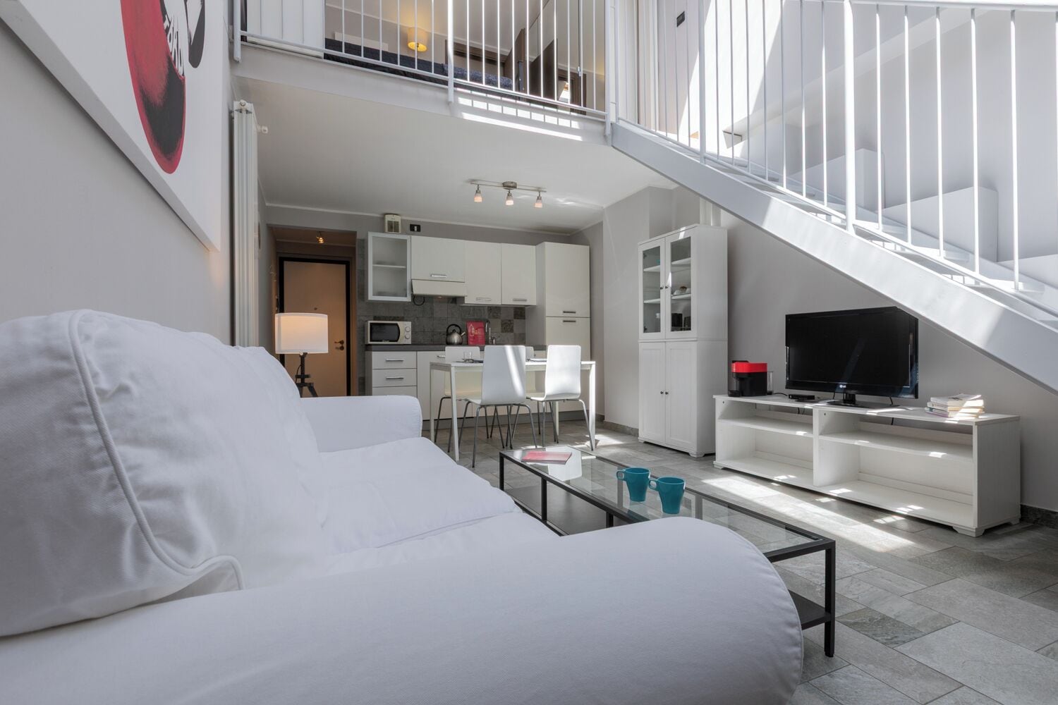 Appartamento Standard, 2 camere da letto | Area soggiorno | TV 30 pollici con canali satellitari