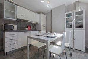 Standaard appartement, 2 slaapkamers | Privékeuken | Een koelkast, een microgolfoven, een kookplaat, een vaatwasser
